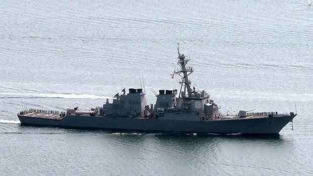ifmat - U.S. fires warning shots as Iranian boats speed toward warship