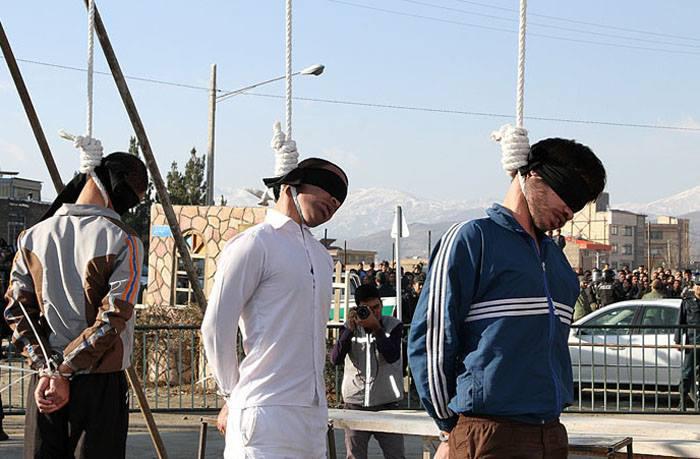 ifmat - Execution of 21 Prisoner Including a Woman and Two Executions in Public in Iran