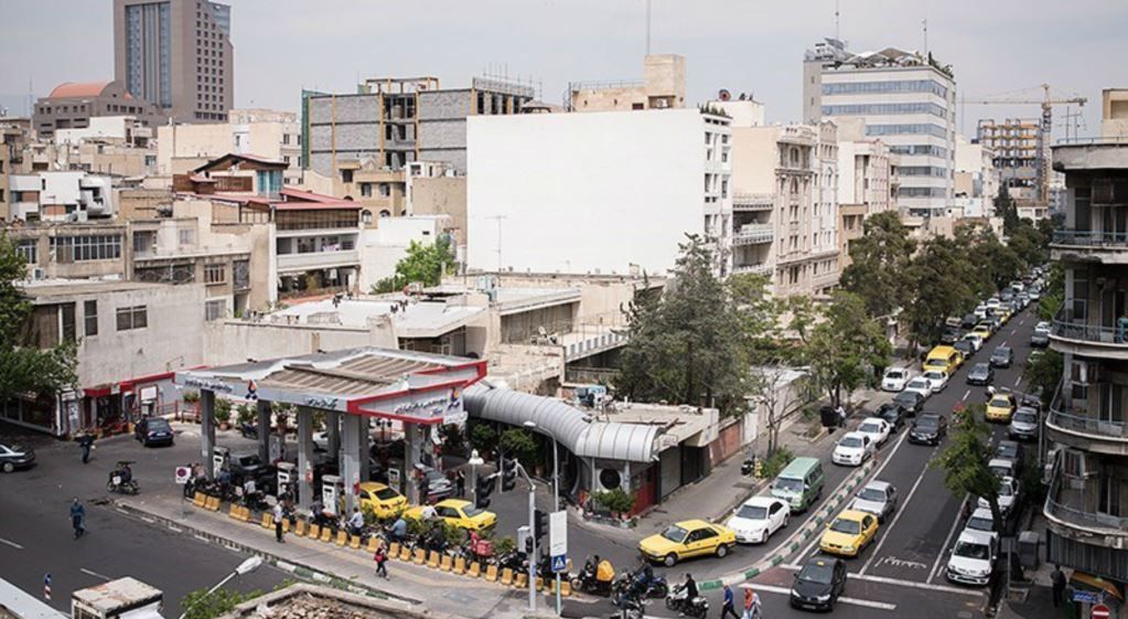 ifmat - Iranians queue up at gas stations fearing rationing of gasoline