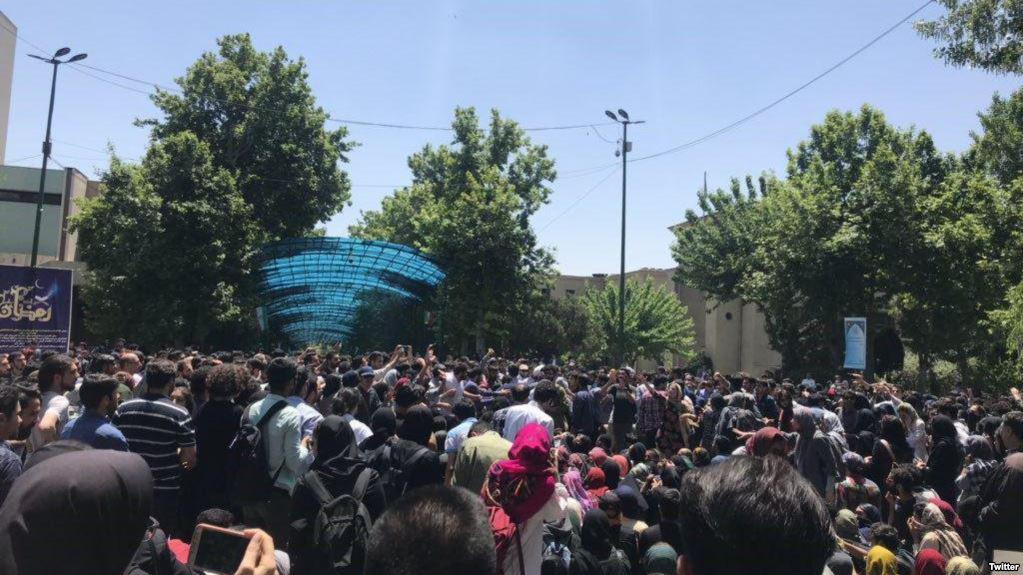 ifmat - Vigilantes attack Tehran university students protesting strict Hijab