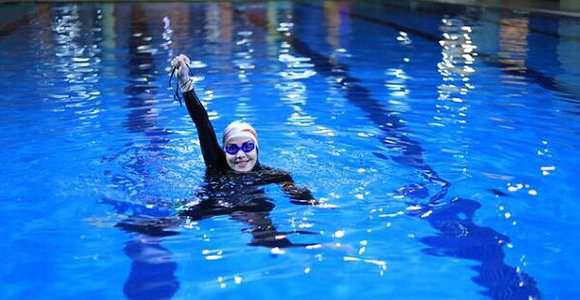 ifmat - Iranian female swimmer may be in trouble for communicating with other athletes around the world