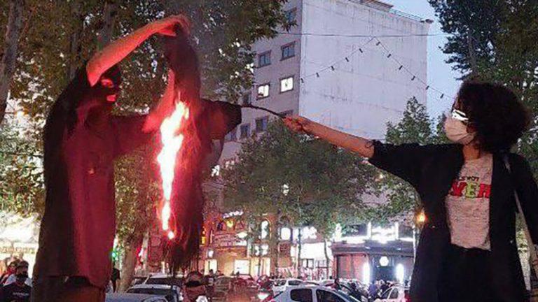 ifmat - Iranian women go Hijab-Less in public amid protests